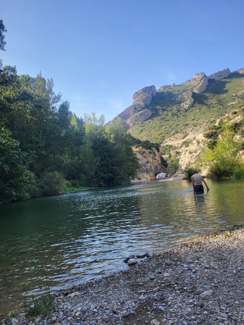 Les jambes dans l'eau au Gorges de Padern